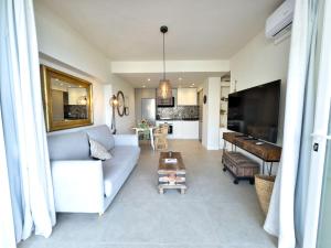 Boho Chic Apt, Frontline Sea & Paseo Views