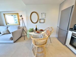 Boho Chic Apt, Frontline Sea & Paseo Views