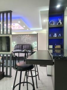 Condo Azur Suites B316 near Airport, Netflix, Stylish, Cozy with swimming pool