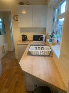 Apartment, Stylish 2 bed Riverside House, 2 Kingsize beds, Free Parking
