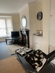 Stylish 2 Bed Riverside House, 2 Kingsize beds, Free Parking