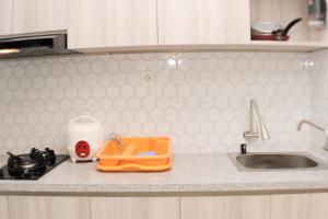 Elegant and Comfy Studio at Grand Kamala Lagoon Apartment By Travelio