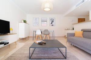 LE CORAIL spacieux avec beau et ample balcon, au centre, idéal pour familles et petits groupes