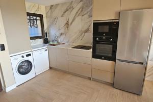 Luxury Renovated 2BR - OceanViews - Pool - Torremuelle
