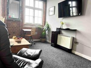 City Mill - Next to Town Centre Shopping and Restaurants - Free Parking