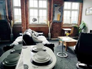 City Mill - Next to Town Centre Shopping and Restaurants - Free Parking