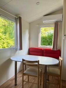 Campings Mobil-home 2 chambres PMR - Camping la Faloise : photos des chambres