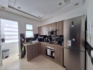 Bel appartement climatisé, avec piscine et parking souterrain gratuit, à deux pas de la mer