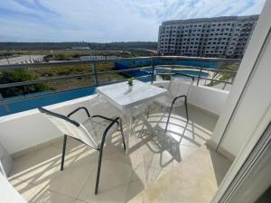 Bel appartement climatisé, avec piscine et parking souterrain gratuit, à deux pas de la mer