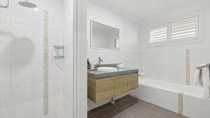 Tranquil Oasis By The Creek, Tidy, Sleeps 4