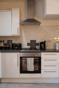 Contractor-Friendly 3-Bed, Games Room, Pool Table!