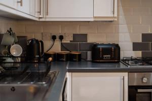 Contractor-Friendly 3-Bed, Games Room, Pool Table!