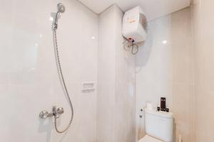 Homey and Cozy Stay Studio Room at Serpong Garden Apartment By Travelio