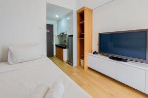 Homey and Cozy Stay Studio Room at Serpong Garden Apartment By Travelio