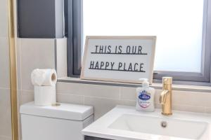 Seaside Escape l Steps from Brighton Beach l Balcony l 1BD