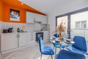 Seaside Escape l Steps from Brighton Beach l Balcony l 1BD