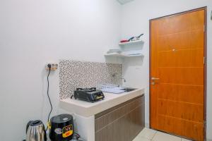 Comfortable and Minimalist Studio at Dave Apartment By Travelio