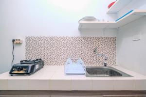 Comfortable and Minimalist Studio at Dave Apartment By Travelio