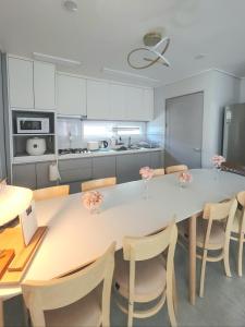 Căn Hộ 3 Phòng Ngủ (Three-Bedroom Apartment)