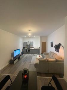 Card House Apartment By DownTown Living