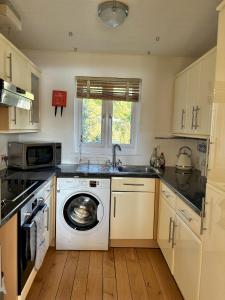 Pet-Friendly Lakeside Lodge – Cotswold Water Park