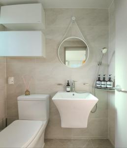 Căn Hộ 3 Phòng Ngủ (Three-Bedroom Apartment)