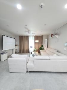 Căn Hộ 3 Phòng Ngủ (Three-Bedroom Apartment)