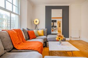 Luxe Coastal Escape l 2-Bedroom Flat Plus FREE Parking