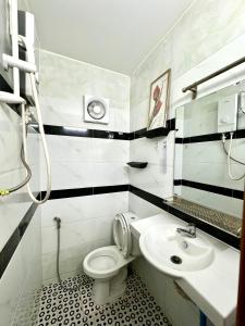 Lilly house traveling on budget