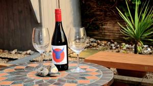 Spacious two bedroom, two bathroom Beach Nest with garden