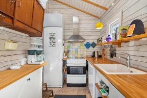 Cosy Holiday Home On A Large Hilly Natural Plot With Covered Terrace And Loft Rooms Close To Helgenæs Unique Landscape, Viewpoints And The