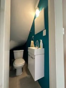 Quarto aconchegante com cama king e varanda - Itapevi