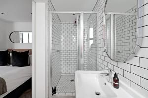 ELLA - Chic Studio Living in Central Cape Town