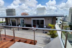 Apartmento en el corazón de la ciudad con piscina infinita y vista al mar