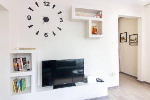 Pretty Corner Flat with Abundant Light in Kadikoy