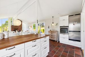 Spacious And Charming Holiday Home On A Beautiful Natural Plot With Sea Glimpse And Several Terraces Close To The Unique Nature Of Helgenæs, Scenic