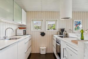 Well-Maintained Holiday Home With Sea View Close To Nature, The Beach And Ebeltoft