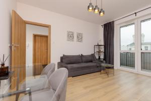 Minimalist Apartment in Łódź With Parking Near Łódź Kaliska by Noclegi Renters