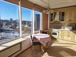 Deluxe One-Bedroom Apartment with king-size bed room in Most City Apart-Hotel