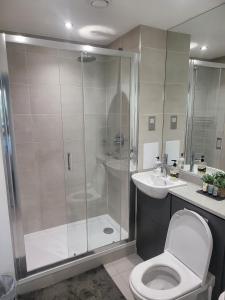 Kayz Lodge- Luxury Ensuite-Private & Shared Accommodation in a New House at the Olympic village overlooking Stratford Westfield and Tube Station