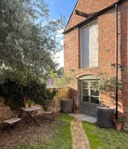 Victorian Red Brick Barn in the Heart of Stamford - Carlby
