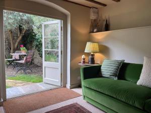 Victorian Red Brick Barn in the Heart of Stamford