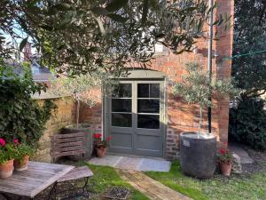 Victorian Red Brick Barn in the Heart of Stamford