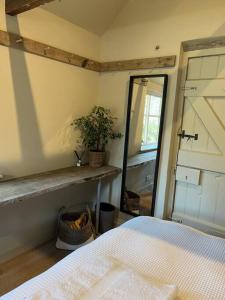 Victorian Red Brick Barn in the Heart of Stamford