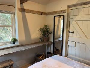 Victorian Red Brick Barn in the Heart of Stamford