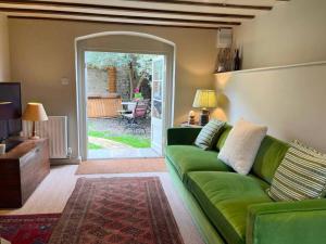 Victorian Red Brick Barn in the Heart of Stamford