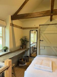 Victorian Red Brick Barn in the Heart of Stamford
