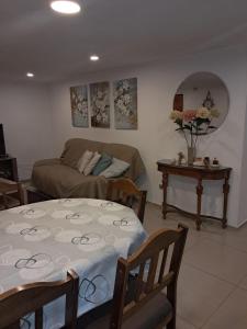 Linda casa con piscina en el quisco.