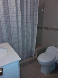 Linda casa con piscina en el quisco.