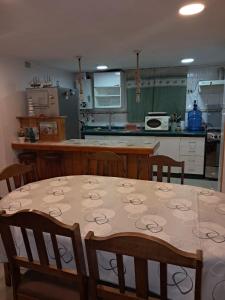 Linda casa con piscina en el quisco.